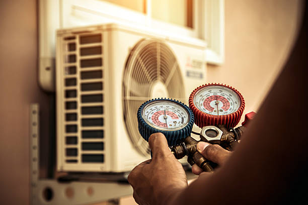 Professional Hvac technician working in Shelbyville, IL